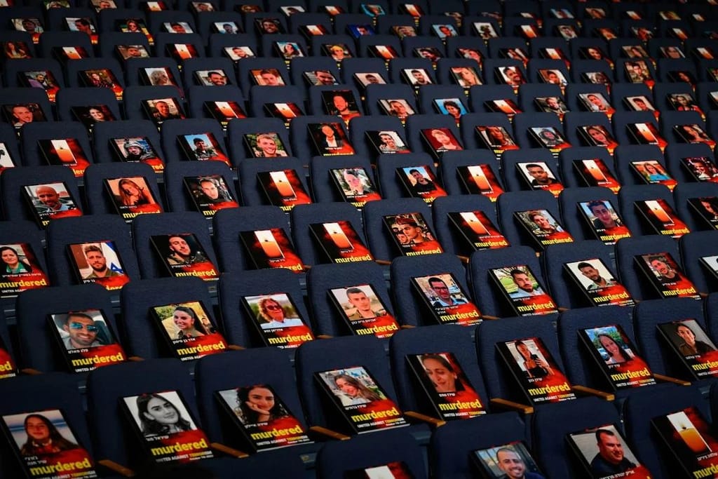 Fotografias de mais de 1000 pessoas raptadas, desaparecidas ou mortas no ataque do Hamas são exibidas em cadeiras vazias no Auditório Smolarz da Universidade de Tel Aviv, em Tel Aviv, Israel, no domingo. Leon Neal/Getty Images