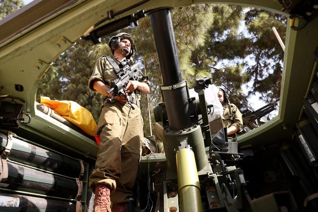 Um soldado israelita num veículo blindado perto da fronteira com o Líbano, a 23 de outubro de 2023, no meio dos combates entre Israel e o grupo palestiniano Hamas. Jalaa Marey/AFP/Getty Images