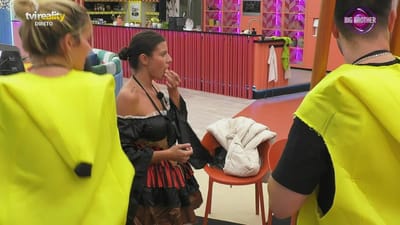 Concorrentes saem da festa e Monteiro brinca com Márcia: «Está toda acesa» - Big Brother