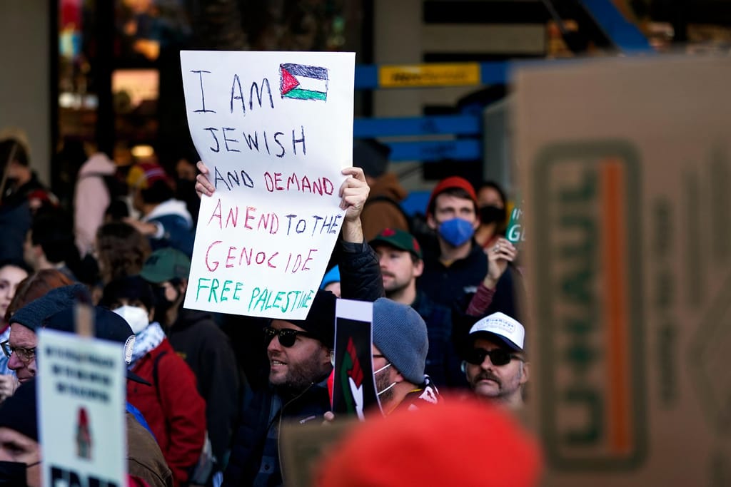 Um manifestante judeu segura um cartaz de solidariedade durante uma marcha pró-palestiniana, sábado, 28 de outubro de 2023, em Seattle, EUA. (AP Photo/Lindsey Wasson)
