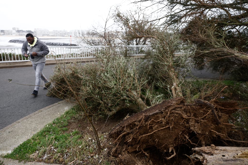 Tempestade Ciarán afeta toda a Europa (AP)
