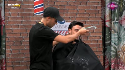 André despeja shampoo para a acidez em cima de Francisco Vale! Veja a reação - Big Brother