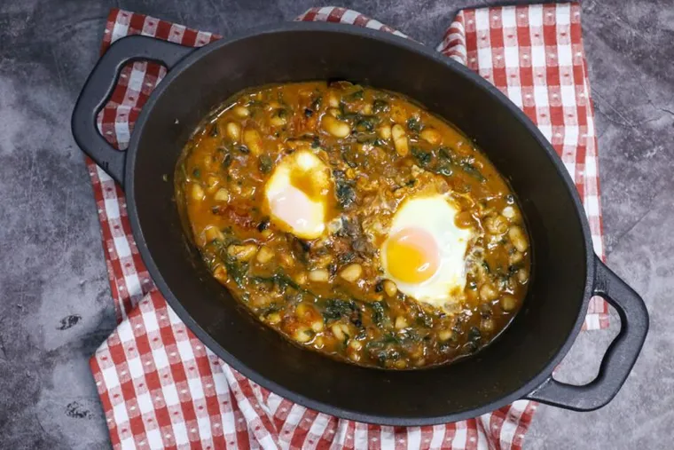 Ovos escalfados com feijão e tomate