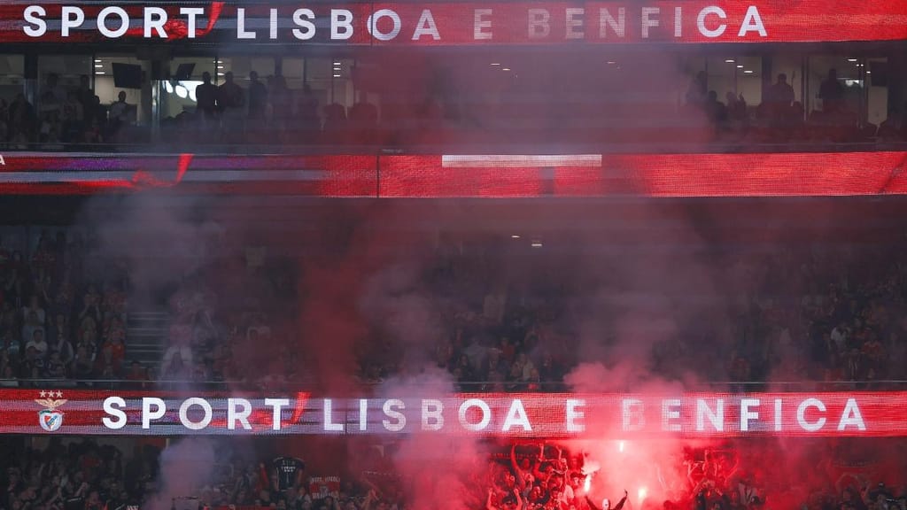 Adeptos do Benfica no Estádio da Luz, no jogo com o Sporting (RODRIGO ANTUNES/Lusa)