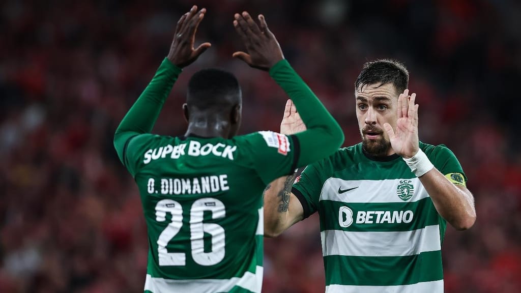 Ousmane Diomande e Sebastián Coates no Benfica-Sporting (RODRIGO ANTUNES/Lusa)