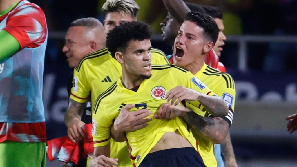 Luis Díaz festeja com James Rodríguez um dos dois golos que apontou no Colômbia-Brasil (MAURICIO DUENAS CASTANEDA/EPA)