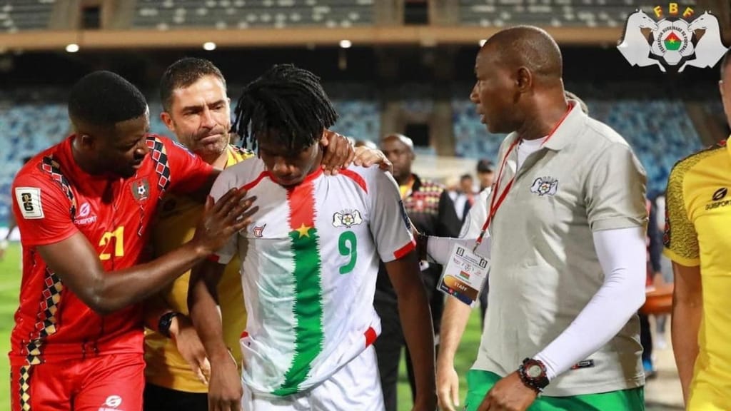 Issa Kaboré, do Burquina Faso, apoiado por Nanu e pelo fisioterapeuta português Vítor Pimenta, da Guiné-Bissau (Foto: Fédération Burkinabè de Football)