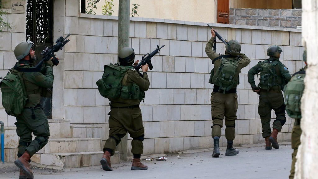 Forças armadas israelitas estão a intensificar operações na Cisjordânia (Lusa/EPA/ALAA BADARNEH)