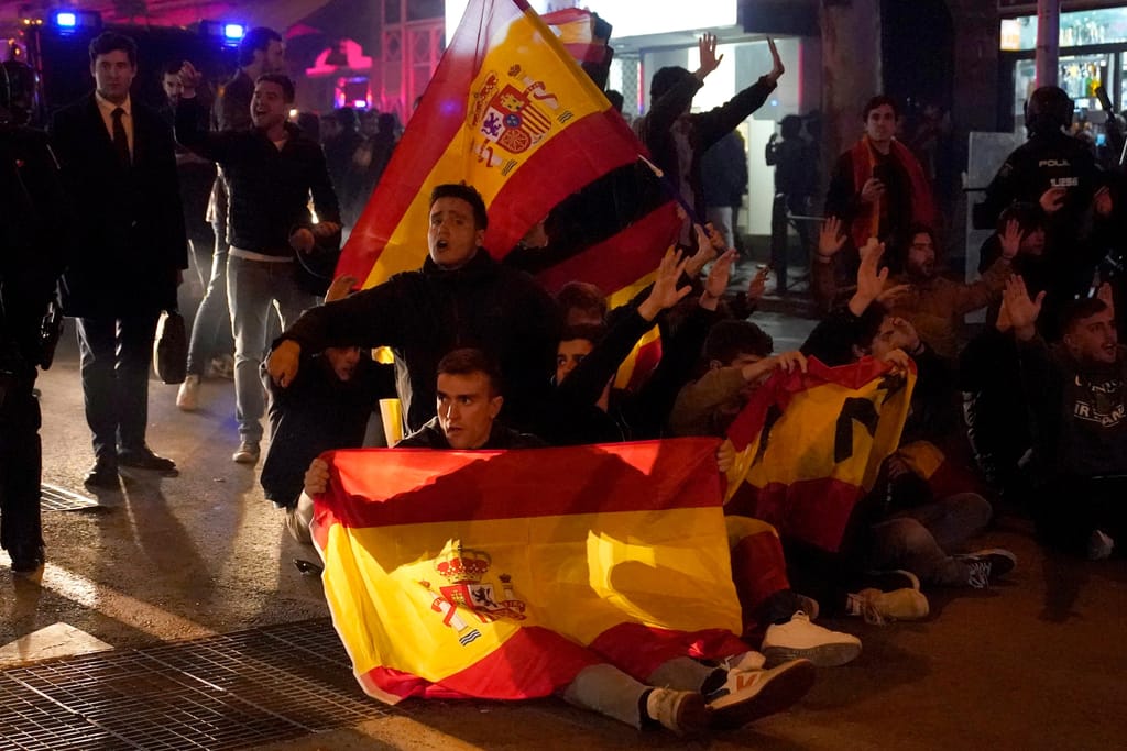 Protestos em Madrid contra lei da amnistia AP Photo/Andrea Comas)