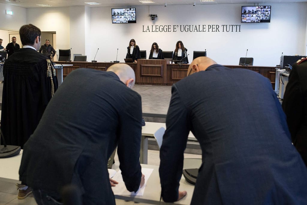 Os juízes proferem o veredito no chamado julgamento Rinascita Scott contra alegados membros da máfia 'Ndrangheta na Calábria, a 20 de novembro de 2023. Gianluca Chininea/AFP/Getty Images
