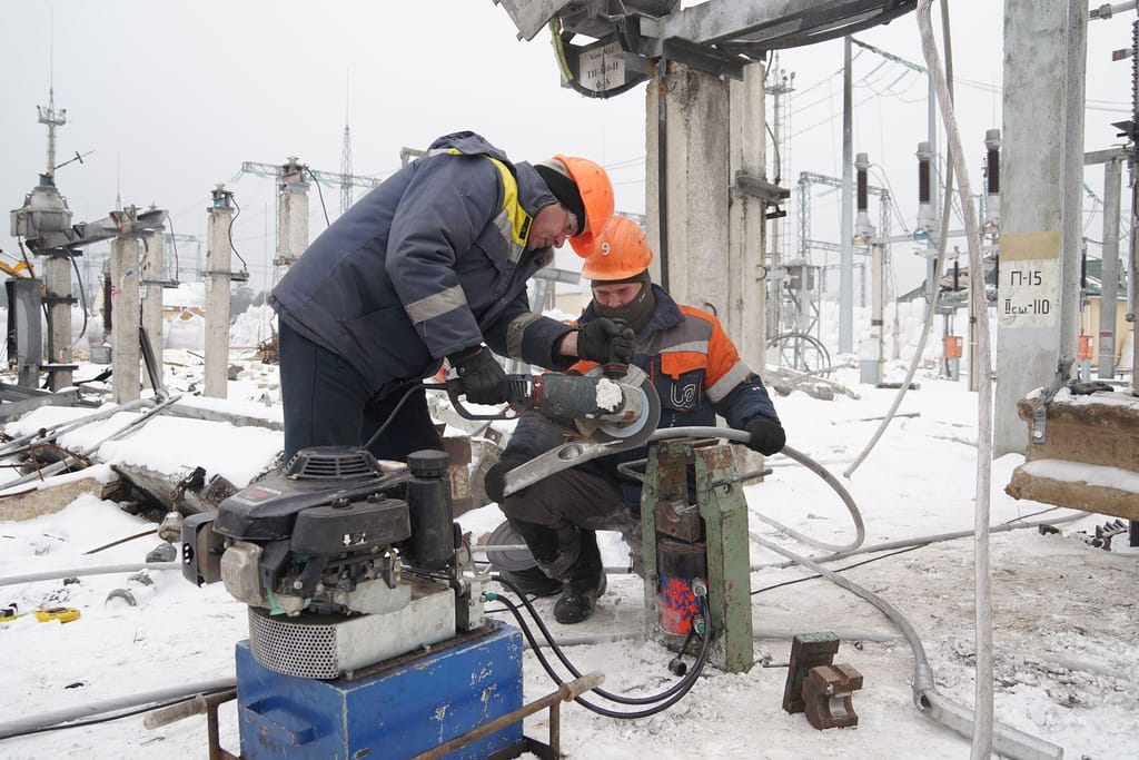 Nesta foto sem data, funcionários da elétrica estatal ucraniana, Ukrenergo, trabalham na rede