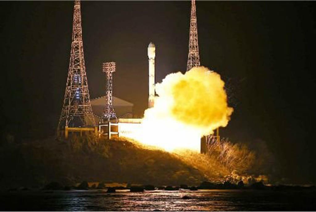Foguetão descola na terça-feira, transportando o primeiro satélite espião da Coreia do Norte, em imagens divulgadas pelos meios de comunicação social estatais. Rodong Sinmun