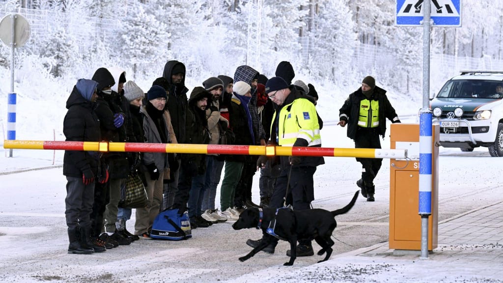 Migrantes esperam para passar fronteira da Finlândia para a Rússia (Jussi Nukari/AP)