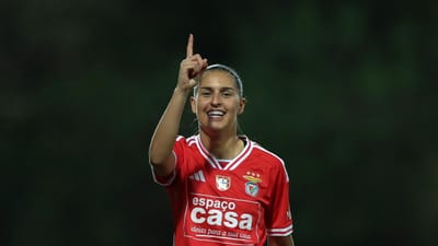 VÍDEO: Kika Nazareth marca golaço «à escorpião» pelo Benfica - TVI
