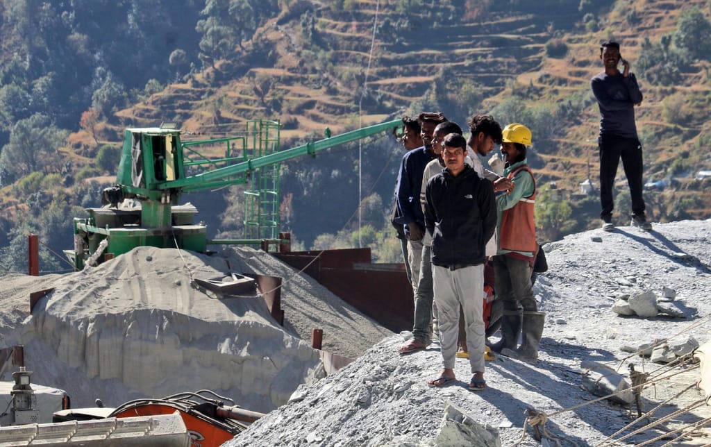 Trabalhos de resgate no túnel na Índia (AP Photo)