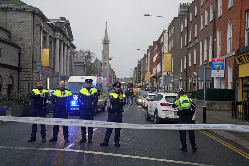 Ataque com faca junto a uma escola em Dublin, Irlanda (AP Photo)