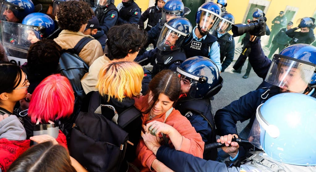 Protestos entre ativistas climáticos e polícia em Lisboa (Lusa/Manuel Almeia)