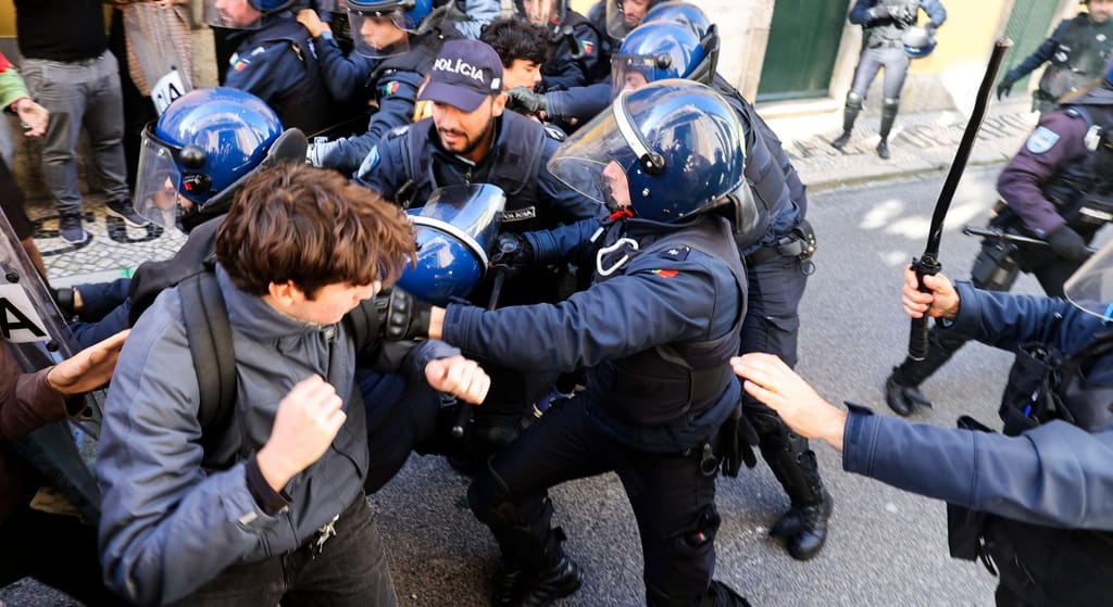 Protestos entre ativistas climáticos e polícia em Lisboa (Lusa/Manuel Almeia)