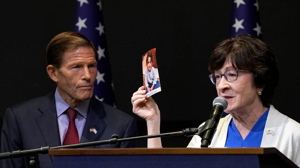 Senadora norte-americana, Susan Collins, segura fotografia de Abigail Edan durante conferência de imprensa em Telavive (Ohad Zwigenberg/AP)