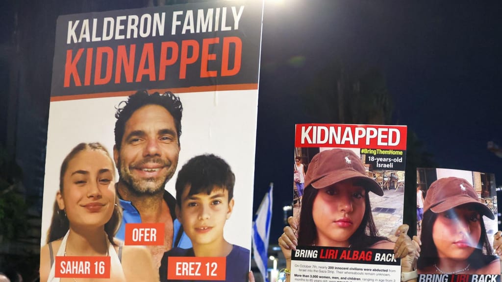 Cartaz pede a libertação da família Calderon (Ahmad Gharabli/Getty Images)