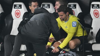 VÍDEO: árbitro Felix Brych sofre rotura de ligamentos em pleno jogo - TVI