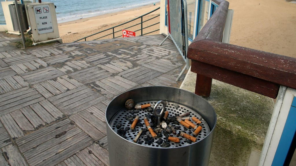 Fumar na praia (Bob Edme/AP)