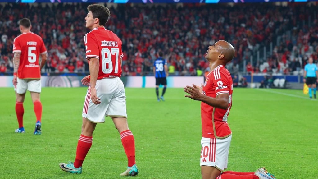 João Mário festeja um dos três golos apontados no Benfica-Inter na primeira parte (ANTÓNIO COTRIM/Lusa)