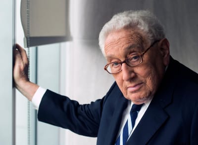 O homem que foi tocado por Deus e namorou com o Diabo: Henry Kissinger, 1923-2023 - TVI