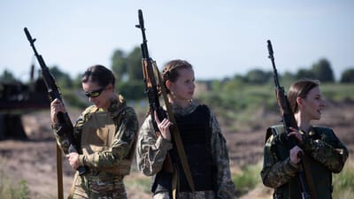 Portugal vai enviar cuecas camufladas para mulheres do exército ucraniano - TVI