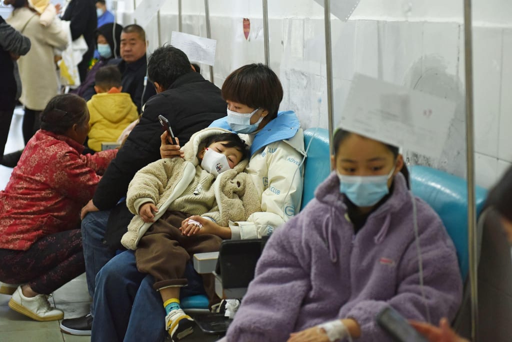 Crianças doentes, acompanhadas pelos pais, recebem tratamento no Hospital Popular de Fuyang, na China, a 28 de novembro de 2023. Costfoto/NurPhoto/Getty Images