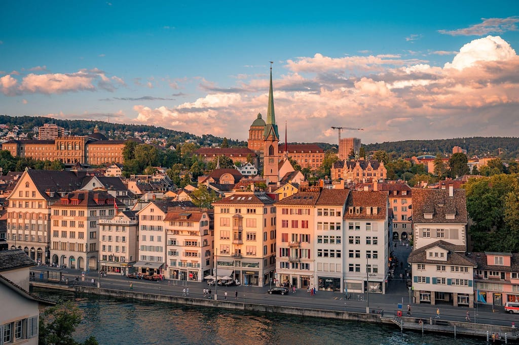 Zurique, na Suíça, empatou com Singapura como a cidade mais cara do mundo no Índice Mundial do Custo de Vida da Economist Intelligence Unit. Pol Albarrán/Moment RF/Getty Images