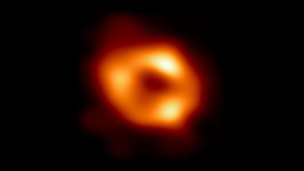 Sagitarrius A*, o buraco negro supermaçico no centro da nossa galáxia, está a girar - e a arrastar consigo o espaço-tempo. Observatório Europeu do Sul/Colaboração EHT