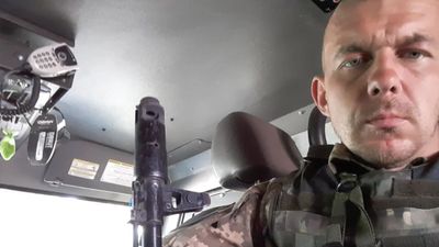 Cercado por russos e pronto a morrer, este soldado ucraniano pediu um ataque de artilharia - contra a sua própria posição - TVI
