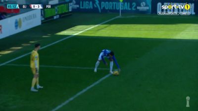 VÍDEO: o penálti surreal cometido pelo FC Porto B ante a Oliveirense - TVI