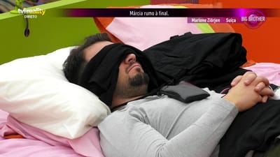 Deitado na cama, Francisco Monteiro critica os risos na sala: «Que forçado» - Big Brother