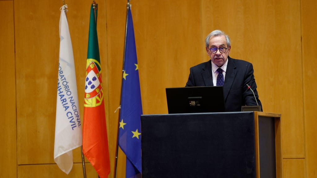O presidente da Comissão de Acompanhamento, Carlos Mineiro Alves (Lusa/ António Pedro Santos)