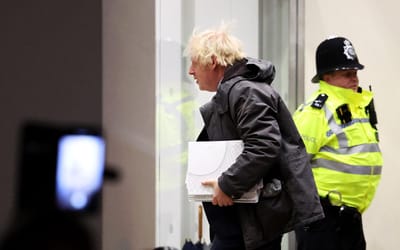 "Os mortos não podem ouvir as vossas desculpas": interrompido depoimento de Boris Johnson sobre o que fez durante a covid - TVI