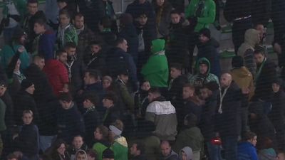 VÍDEO: adeptos do Saint-Étienne viram as costas aos jogadores - TVI
