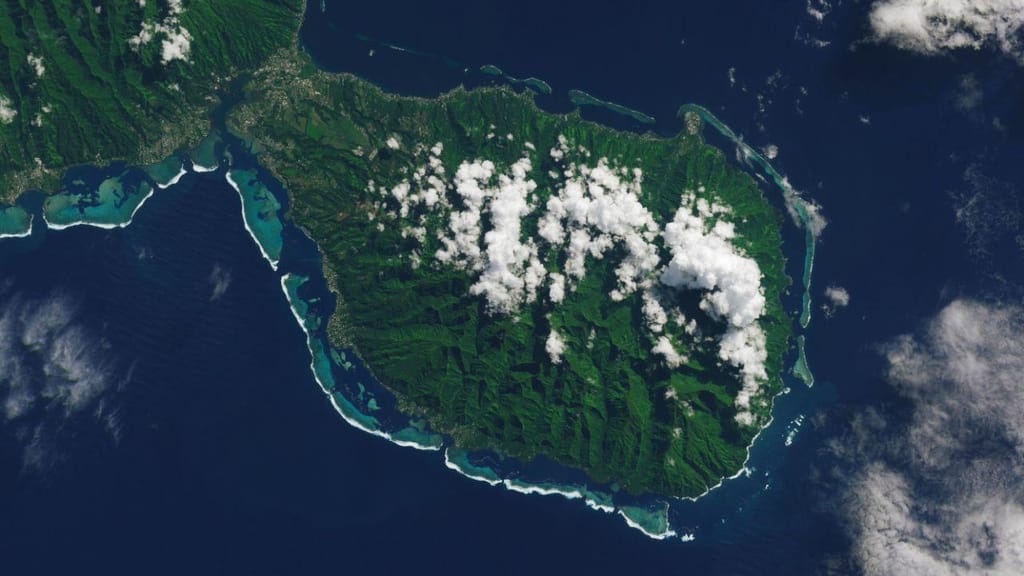 Teahupo'o, local previsto para a competição de surf nos Jogos Olímpicos de 2024 (NASA's Earth Observatory via AP)
