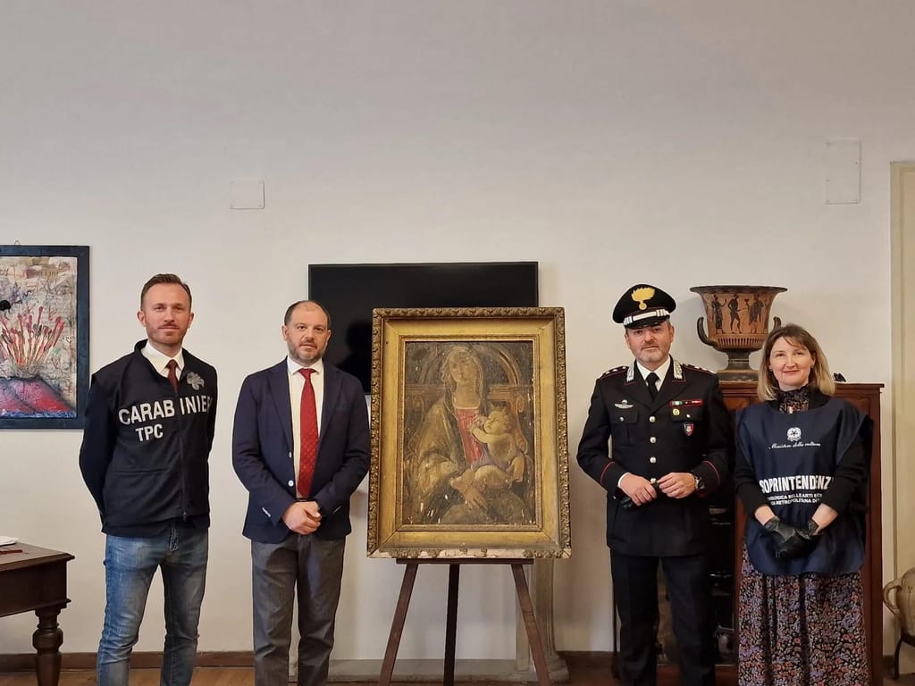 O quadro do século XV, atribuído a Sandro Botticelli, foi recuperado pela Unidade de Proteção do Património Cultural dos Carabinieri de Nápoles. Carabinieri para a Proteção do Património Cultural