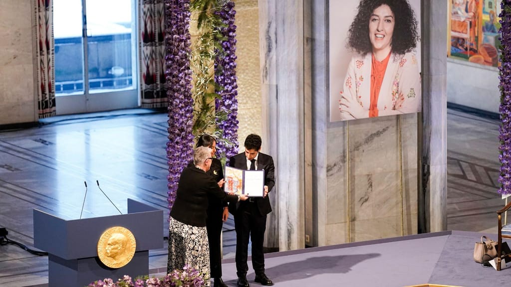Os filhos da ativista iraniana Narges Mohammadi recebem o Prémio Nobel da Paz (AP)