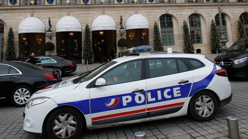 Carro da polícia em frente do Hotel Ritz de Paris (AP)