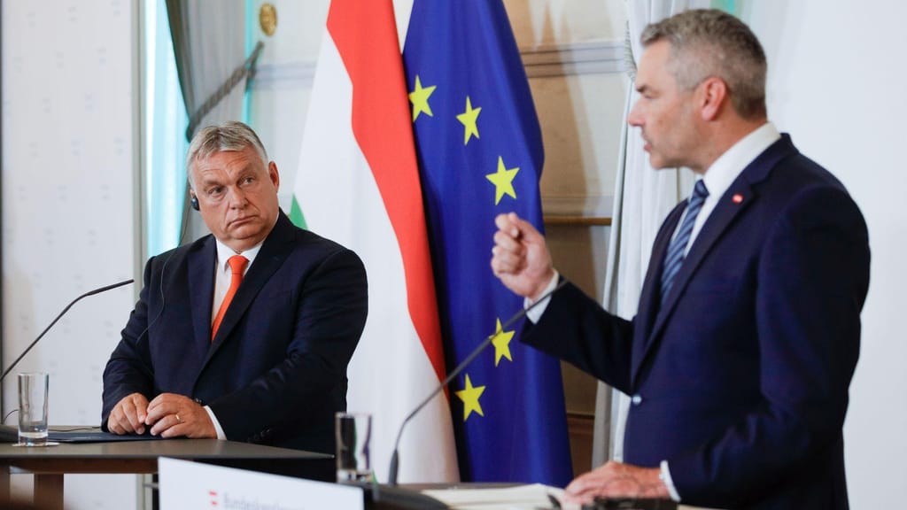 Viktor Orbán e Karl Nehammer (AP)