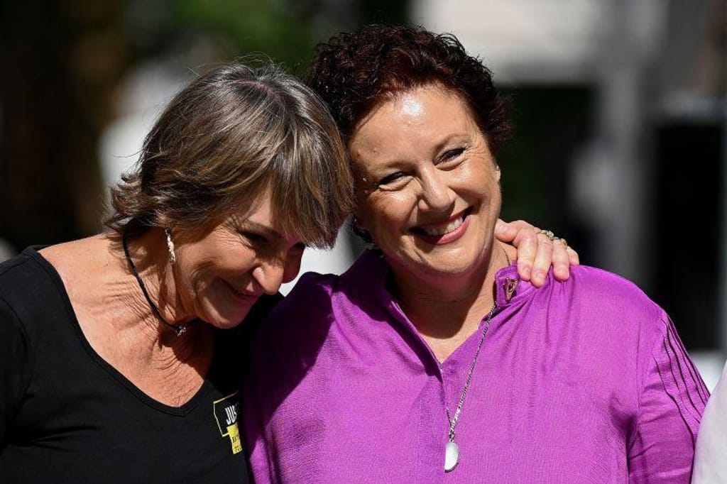 Kathleen Folbigg, à direita, é abraçada pela amiga Tracy Chapman à porta do Tribunal de Recurso Criminal de New South Wales (Dan Himbrechts/AAP Image/AP)