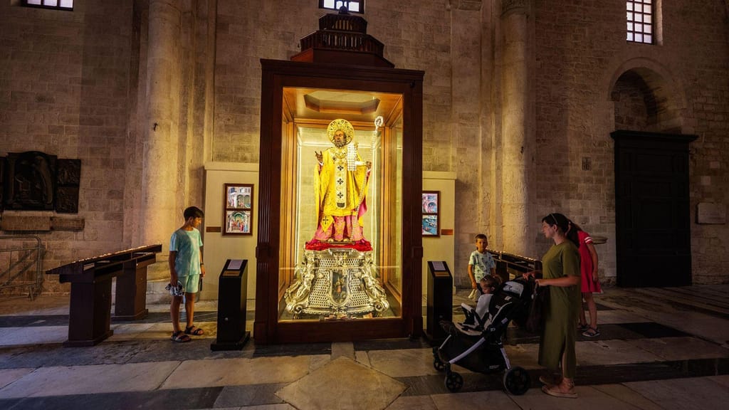 A Basílica de São Nicolau em Bari, que alberga os restos mortais de São Nicolau, é um destino de peregrinação para os cristãos de todo o mundo (CNN)