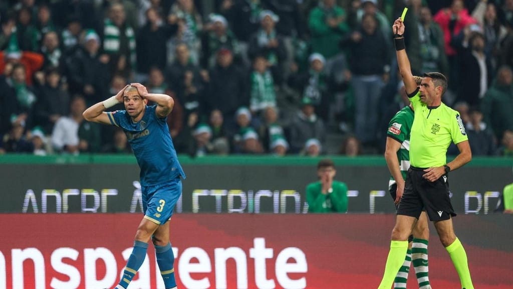 A reação de Pepe ao cartão amarelo visto na primeira parte do Sporting-FC Porto (MIGUEL A. LOPES/Lusa)
