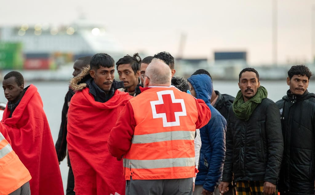 Migrantes resgatados pelo Salvamento Marítimo em Espanha (EPA)