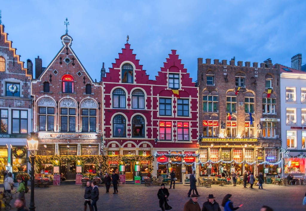 Muitas das casas de Bruges tornam-se ícones de Natal ao acenderem as luzes (CNN)