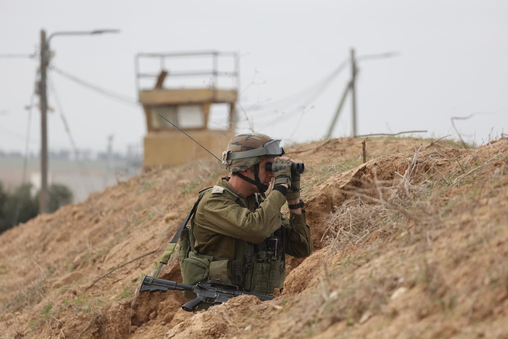 Patrulha das forças israelitas perto da fronteira da Faixa de Gaza. (Abir Sultan/Lusa)