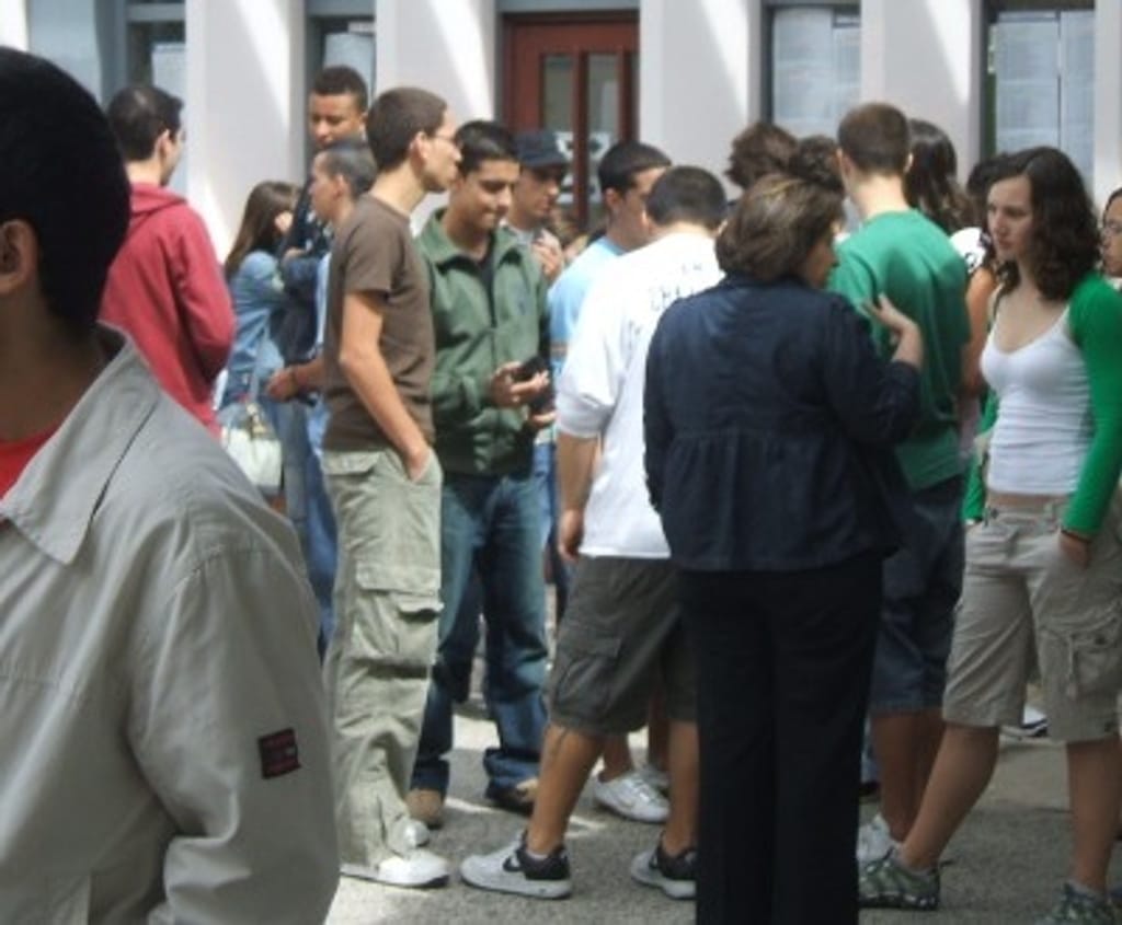Alunos da Escola Secundária da Amadora antes do exame (Foto: Maria João Fernandes)